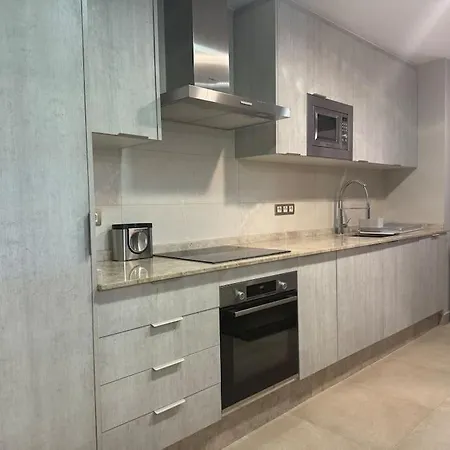 Rymlig Laegenhet Gazules Del Sol, Benahavis Apartment